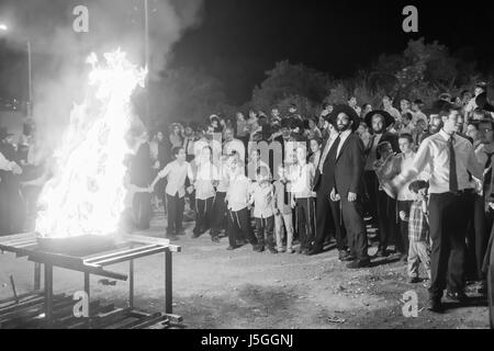 Haïfa, Israël - 13 MAI 2017 : un groupe de Juifs ultra-orthodoxes de la danse autour d'un feu, dans le cadre de la fête de Lag BaOmer, à Haïfa, Israël Banque D'Images