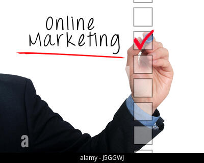 Businessman hand writing Le marketing en ligne et vérifier l'inscription. Isolé sur fond blanc. Stock photo Banque D'Images
