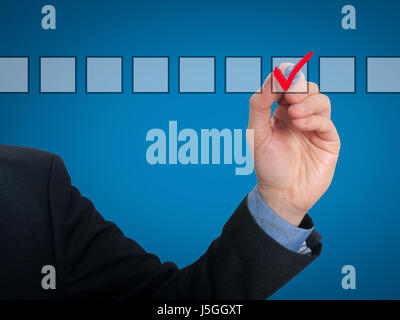 Businessman checking mark marqueur liste isolé sur fond bleu. Stock Photo Banque D'Images