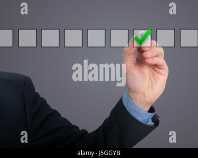 Businessman checking mark marqueur liste isolé sur fond gris. Stock Photo Banque D'Images