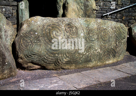 Newgrange est un vieux passage de l'année 5 200 tombeau situé dans la vallée de la Boyne en Irlande, l'ancienne est. Banque D'Images