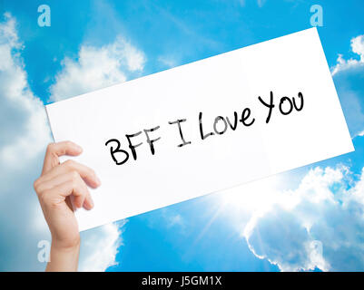 BFF Je t'aime signer sur papier blanc. Tenir la main de l'homme papier avec texte. Isolé sur fond de ciel. la technologie, internet concept. Banque D'Images