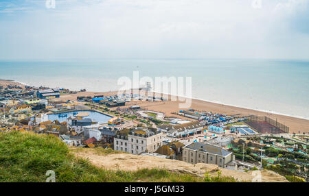 Hastings, Royaume-Uni - 13 mai 2017 : vue sur front de mer depuis la colline de l'ouest dans la région de Hastings, East Sussex, Royaume-Uni. La ville est une station balnéaire populaire et un port de pêche wit Banque D'Images