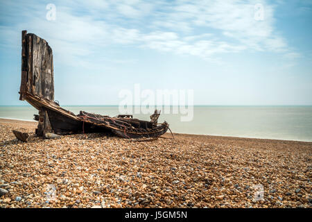 Reste un vieux bateau de pêche en bois sur la plage de galets à Hastings, East Sussex, UK Banque D'Images
