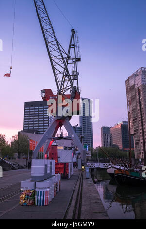 Des expositions au Musée Maritime Harbour contenant des vaisseaux historiques et les grues en ordre de fonctionnement, Leuvehaven, Rotterdam, les Pays-Bas Banque D'Images