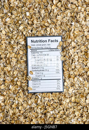 Le tableau de la valeur nutritive des matières premières de l'avoine à grains entiers d'avoine avec l'arrière-plan. Banque D'Images