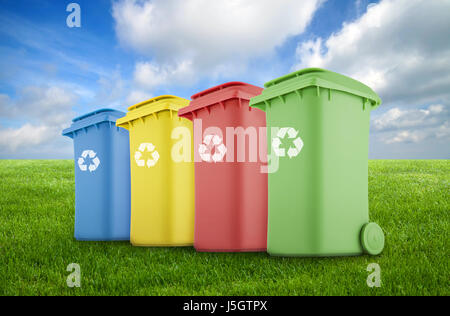 Quatre bacs de recyclage coloré sur l'herbe verte Banque D'Images