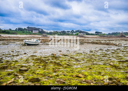 France, Bretagne, commune de Plougrescant, le Gouffre de Plougrescant dans les Côtes-d'Armor, scenic, rocky Manche côte paysage n Banque D'Images