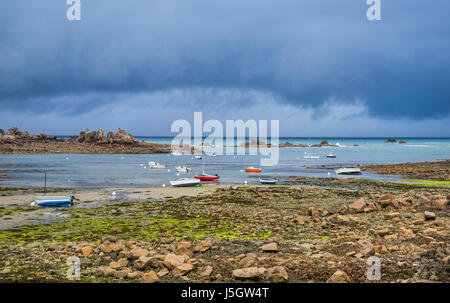 France, Bretagne, commune de Plougrescant, le Gouffre de Plougrescant dans les Côtes-d'Armor, scenic, rocky Manche côte paysage n Banque D'Images