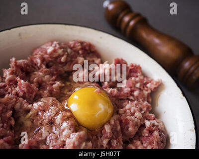 17 mai 2017 - La viande hachée pour les escalopes avec oeufs crus dans un bol d'émail/Goiovniov Crédit : Igor Fil ZUMA/Alamy Live News Banque D'Images