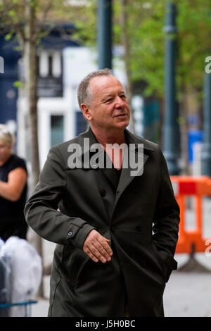 Tayside, Dundee, Ecosse, Royaume-Uni. 17 mai, 2017. Des années 80, groupe de rock Simple Minds arrivent à Dundee pour le début de leur tournée britannique. Jim Kerr arrivant à l'extérieur du hall d'entrée Stade Caird retour avant le concert à 19h30 aujourd'hui. Crédits : Dundee Photographics / Alamy Live News Banque D'Images