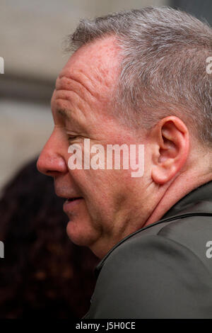 Tayside, Dundee, Ecosse, Royaume-Uni. 17 mai, 2017. Des années 80, groupe de rock Simple Minds arrivent à Dundee pour le début de leur tournée britannique. Jim Kerr arrivant à l'extérieur du hall d'entrée Stade Caird retour avant le concert à 19h30 aujourd'hui. Crédits : Dundee Photographics / Alamy Live News Banque D'Images