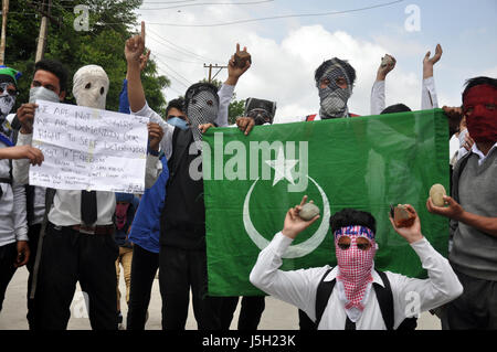 Demaning : droit à l'autodétermination au cours d'une manifestation à l'école secondaire supérieure M.p à Srinagar, la capitale d'été du Cachemire indien le MAI-17-2017. Banque D'Images