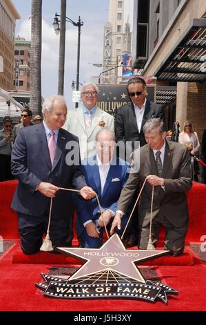 Jeff Zarrinnam, Vin Di Bona, Ken Corday, Andy Garcia, Leron Gubler à la cérémonie d'intronisation pour l'étoile sur le Hollywood Walk of Fame pour Ken Corday, Hollywood Boulevard, Los Angeles, CA, 15 mai 2017. Photo par : Michael Germana/Everett Collection Banque D'Images