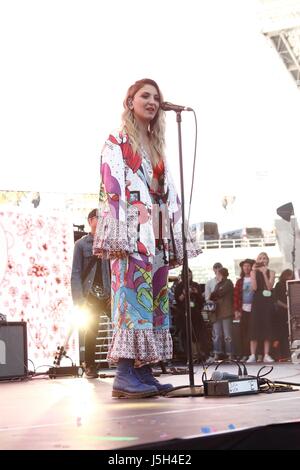 Julia Michaels sur scène pour RADIO KIIS FM's Wango Tango - Concert, StubHub Center, Los Angeles, CA, 13 mai 2017. Photo par : JA/Everett Collection Banque D'Images