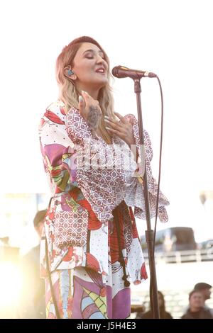 Julia Michaels sur scène pour RADIO KIIS FM's Wango Tango - Concert, StubHub Center, Los Angeles, CA, 13 mai 2017. Photo par : JA/Everett Collection Banque D'Images