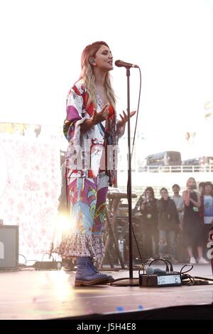 Julia Michaels sur scène pour RADIO KIIS FM's Wango Tango - Concert, StubHub Center, Los Angeles, CA, 13 mai 2017. Photo par : JA/Everett Collection Banque D'Images