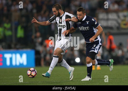 Rome, Italie. 17 mai, 2017. Stadio Olimpico, Rome, Italie. TIM CUP FINALE. F.C Juventus vs S.S. Lazio. Higuain et de Vrij durant la finale de la COUPE TIM match de football S.S. Lazio vs FC Juventus au Stade olympique de Rome, Italie, 17 mai 2017. Crédit : marco iacobucci/Alamy Live News Banque D'Images