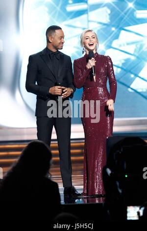 Terrence J, Julianne Hough présents pour 2017 Concours Miss USA, Mandalay Bay Resort and Casino, Las Vegas, NV le 14 mai 2017. Photo par : JA/Everett Collection Banque D'Images