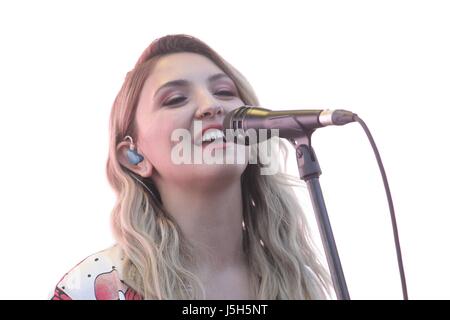 Julia Michaels sur scène pour RADIO KIIS FM's Wango Tango - Concert, StubHub Center, Los Angeles, CA, 13 mai 2017. Photo par : JA/Everett Collection Banque D'Images