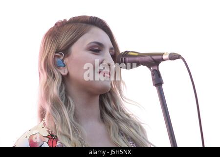 Julia Michaels sur scène pour RADIO KIIS FM's Wango Tango - Concert, StubHub Center, Los Angeles, CA, 13 mai 2017. Photo par : JA/Everett Collection Banque D'Images