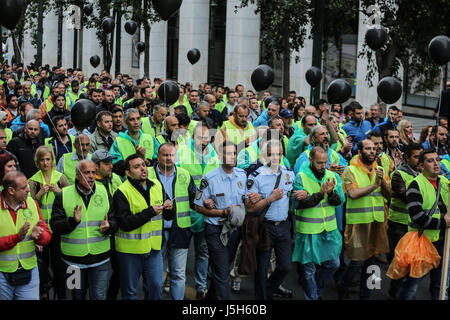 (170517) -- Athènes, le 17 mai 2017 (Xinhua) -- les membres du personnel en uniforme de protestation contre les mesures d'austérité à Athènes, Grèce, le 17 mai 2017. La Grèce a été frappé mercredi par une nouvelle grève générale de 24 heures contre le nouveau cycle de mesures d'austérité que le gouvernement a déposé au Parlement pour voter dans une tentative de fermer le renflouement en attente d'examen et d'obtenir de nouvelles aides par les bailleurs de fonds internationaux. (Xinhua/Partsalis Lefteris) Banque D'Images