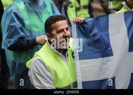 (170517) -- Athènes, le 17 mai 2017 (Xinhua) -- un membre du personnel en uniforme des protestations contre les mesures d'austérité à Athènes, Grèce, le 17 mai 2017. La Grèce a été frappé mercredi par une nouvelle grève générale de 24 heures contre le nouveau cycle de mesures d'austérité que le gouvernement a déposé au Parlement pour voter dans une tentative de fermer le renflouement en attente d'examen et d'obtenir de nouvelles aides par les bailleurs de fonds internationaux. (Xinhua/Partsalis Lefteris) Banque D'Images