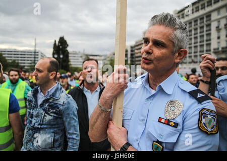 (170517) -- Athènes, le 17 mai 2017 (Xinhua) -- les membres du personnel en uniforme de protestation contre les mesures d'austérité à Athènes, Grèce, le 17 mai 2017. La Grèce a été frappé mercredi par une nouvelle grève générale de 24 heures contre le nouveau cycle de mesures d'austérité que le gouvernement a déposé au Parlement pour voter dans une tentative de fermer le renflouement en attente d'examen et d'obtenir de nouvelles aides par les bailleurs de fonds internationaux. (Xinhua/Partsalis Lefteris) Banque D'Images
