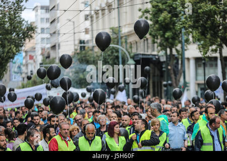 (170517) -- Athènes, le 17 mai 2017 (Xinhua) -- les membres du personnel en uniforme de protestation contre les mesures d'austérité à Athènes, Grèce, le 17 mai 2017. La Grèce a été frappé mercredi par une nouvelle grève générale de 24 heures contre le nouveau cycle de mesures d'austérité que le gouvernement a déposé au Parlement pour voter dans une tentative de fermer le renflouement en attente d'examen et d'obtenir de nouvelles aides par les bailleurs de fonds internationaux. (Xinhua/Partsalis Lefteris) Banque D'Images