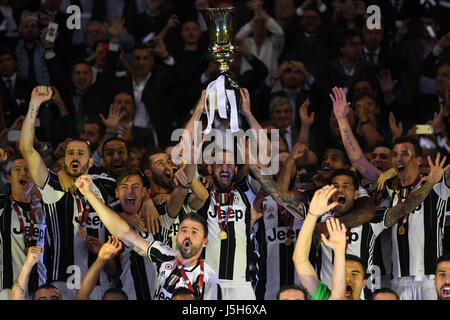 Rome, Italie. 17 mai, 2017. Les joueurs de la Juventus célébrer remportant la Coupe d'Italie finale entre la Juventus et la Lazio de Rome, Italie, le 17 mai 2017. La Juventus a soutenu le titre avec 2-0. Credit : Alberto Lingria/Xinhua/Alamy Live News Banque D'Images