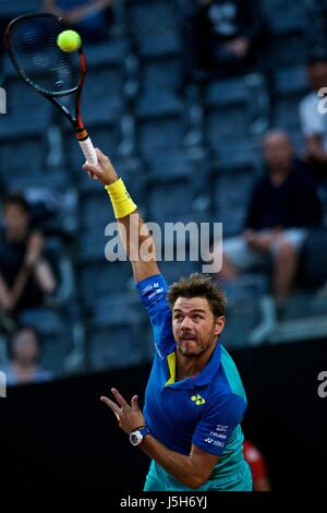 Rome, Italie. 17 mai, 2017. Stan Wawrinka sert de la Suisse pendant la deuxième tour du simple messieurs contre Benoit Paire de France à l'Open de tennis italienne à Rome, Italie, le 17 mai 2017. Stan Wawrinka 2-1. Credit : Jin Yu/Xinhua/Alamy Live News Banque D'Images