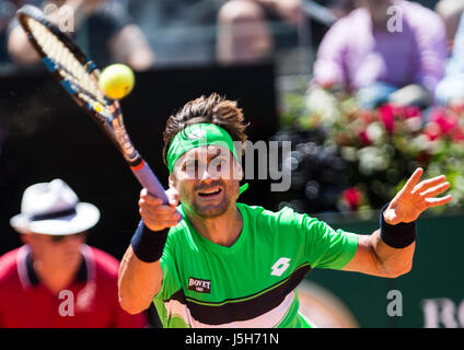 Rome, Italie. 17 mai, 2017. David Ferrer de l'Espagne renvoie la balle au cours de la deuxième série de masculin contre Kei Nishikori du Japon à l'Open de tennis italienne à Rome, Italie, le 17 mai 2017. David Ferrer a perdu 0-2. Credit : Jin Yu/Xinhua/Alamy Live News Banque D'Images