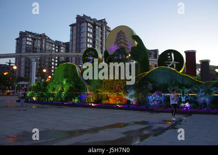 15 mai 2017 - Xi'An, Xi'an, Chine - Xi'an, Chine, 15 mai 2017 : (usage éditorial uniquement. Chine).Diverses sculptures végétales peut être vu dans street à Xi'an, province du Shaanxi du nord-ouest de la Chine, 15 mai, 2017. Crédit : SIPA Asie/ZUMA/Alamy Fil Live News Banque D'Images