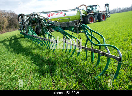 La SLA Gülle organisches Düngemittel wird am 30.03.2017 auf einem Feld bei Salzgitter (Niedersachsen) von einem angehängtem Schwanenhalsfass Traktor mit und Schleppschlauchverteiler ausgebracht. Foto : Hauke-Christian Dittrich/dpa  + + +(c) afp - Bildfunk + + + Banque D'Images