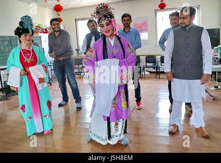 17 mai 2017 - Shenzhen, Shenzhen, Chine - Shenzhen, Chine-Mai 12 2017 : (usage éditorial uniquement. Chine OUT) ..Les étudiants du Pakistan apprendre l'Opéra de Pékin de Qinhuangdao, Province du Hebei en Chine du nord, le 12 mai 2017. (Crédit Image : © SIPA l'Asie via Zuma sur le fil) Banque D'Images