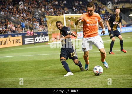 Chester, Pennsylvanie, USA. 17 mai, 2017. L'Union de Philadelphie, RAYMON GADDIS, (28) en action lors du match contre le Dynamo de Houston's ERICK TORRES, (9) au stade de l'énergie Talen Chester Pa Credit : Ricky Fitchett/ZUMA/Alamy Fil Live News Banque D'Images