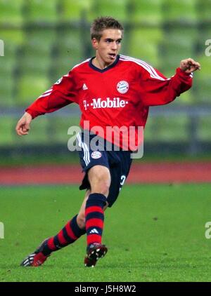 Fichier - Un fichier photo mis à disposition par la DFB et datée du 13 novembre 2002 montre une jeune Philipp Lahm jeu défensif à Munich Accueil du Stade Olympique. Photo : Matthias Schrader/dpa Banque D'Images