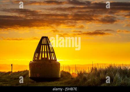 Southport, Merseyside, Royaume-Uni. 18 mai, 2017. Météo britannique. Les silhouettes Sunrise West Lancashire Yacht Club de bouées de navigation qui annonce un retour à un temps plus chaud pour le complexe comme matin clair avec un ciel nuageux prolongée prévue plus tard dans l'après-midi. Les températures sont appelées à être dans le milieu de l'adolescence. /AlamyLiveNews MediaWorldImages Crédit : Banque D'Images