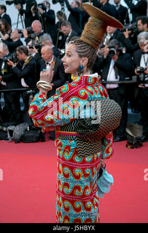 Cannes, France. 17 mai, 2017. Victoria Abril arrive à la première d'Ismael's Ghosts (Les fantômes d'Ismael) lors de la 70e Assemblée annuelle du Festival du Film de Cannes au Palais des Festivals de Cannes, France, le 17 mai 2017. Photo : Hubert Boesl - AUCUN FIL SERVICE - Photo : Hubert Boesl//dpa/Alamy Live News Banque D'Images