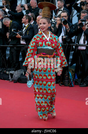 Cannes, France. 17 mai, 2017. Victoria Abril arrive à la première d'Ismael's Ghosts (Les fantômes d'Ismael) lors de la 70e Assemblée annuelle du Festival du Film de Cannes au Palais des Festivals de Cannes, France, le 17 mai 2017. Photo : Hubert Boesl - AUCUN FIL SERVICE - Photo : Hubert Boesl//dpa/Alamy Live News Banque D'Images