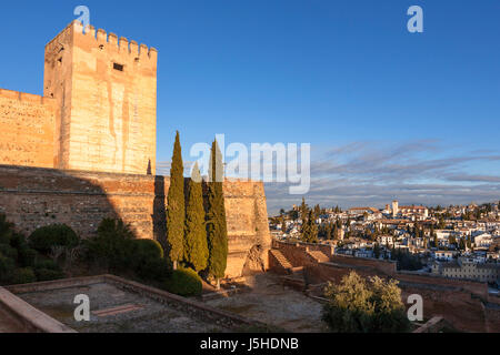 Plaza de los Aligybes et la Torre del Homenaje, Alhambra, avec El Albaicín en face de l'autre côté de la vallée du Darro : Grenade, Espagne Banque D'Images