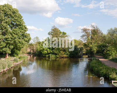 Le lac du moulin de flatford en extérieur dans le pays dans l'Essex, sur un jour ensoleillé clair et lumineux avec aucun peuple emplacement et site touristique de vacances avec natura Banque D'Images