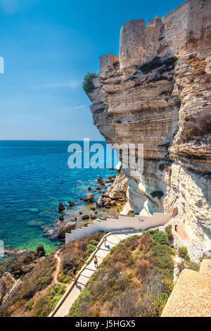 White Rock Cliff Bay sur la mer près de la ville de Bonifacio, Corse, France, Europe. Banque D'Images