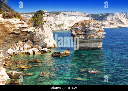 Jeune couple kayak près de Bonifacio ville sur beau white rock Cliff Bay Mer, Corse, France, Europe. Banque D'Images