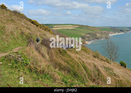 Un groupe de marcheurs en ordre décroissant le South West Coast Path vers et Hallsands Beesands. Banque D'Images