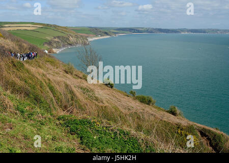 Un groupe de marcheurs en ordre décroissant le South West Coast Path vers et Hallsands Beesands. Banque D'Images