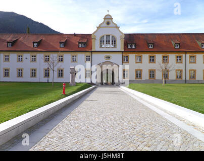 Allée menant à l'édifice à l'intérieur de l'abbaye Ettal Vintage à Garmisch-partenkirchen, Bavière, Allemagne Banque D'Images