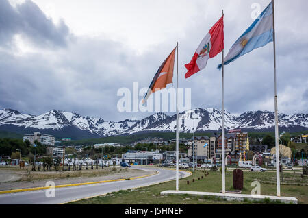 Ushuaia, au bord de l'Argentine avec un drapeau et montagnes enneigées Banque D'Images