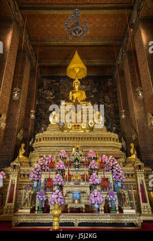 Autel d'or et orné à l'intérieur du Phra Ubosot ou coordination Hall, qui est le plus saint salle de prière au Wat Pho (Po) complexe des temples de Bangkok. Banque D'Images