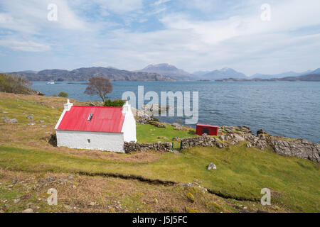 Red Roof cottage blanc sur la côte nord - route 500 Loch Shieldaig, près de l'Ardheslaig, Torrison, Highland, Scotland Banque D'Images